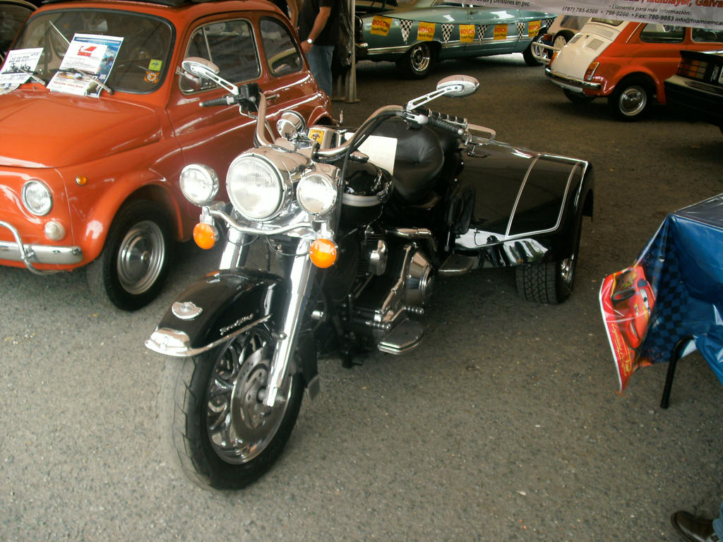 http://fc02.deviantart.net/fs43/i/2009/142/c/b/Harley_Davidson_Trike_by_LPAGAN401.jpg