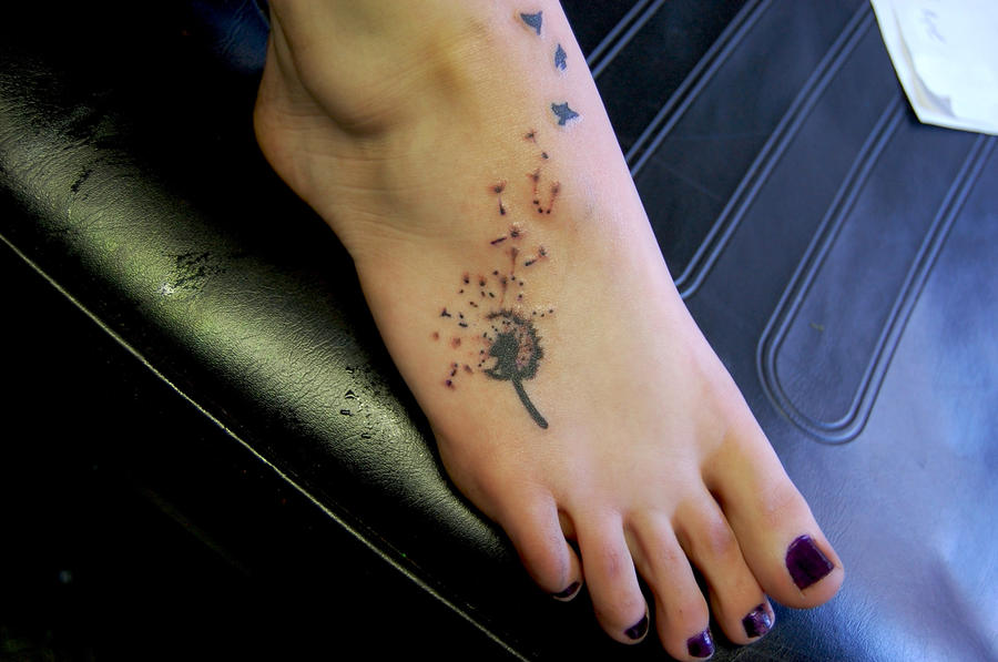 Comments This girl sat 5 hrs for her 1st tattoo and feet aren't always
