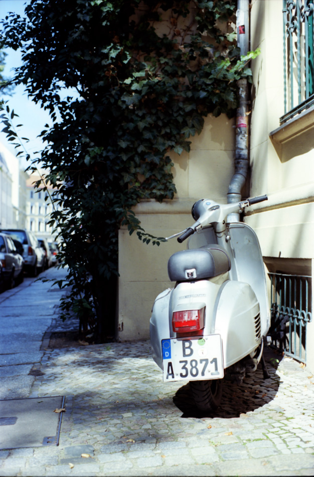 another_vespa_by_dudewithad700-d30z3yd.jpg