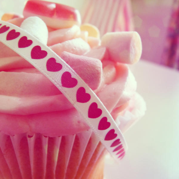 Cupcake_by_strippysocksrock.jpg