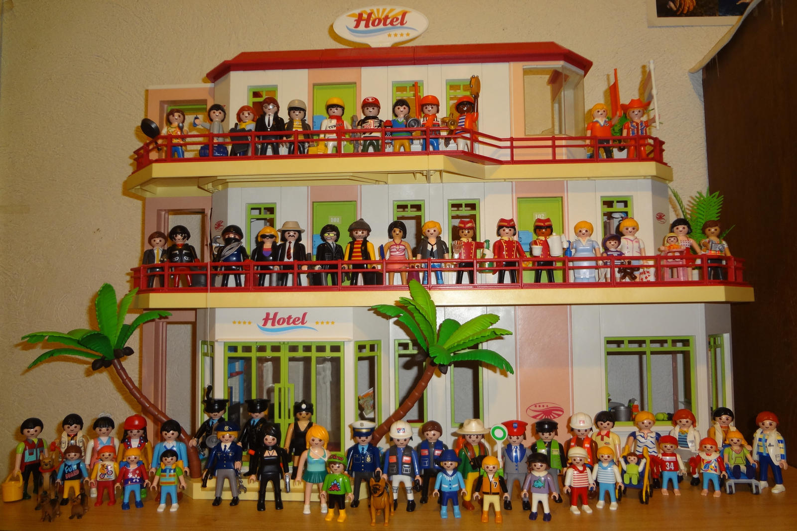 playmobil_hotel_with_people_by_aioros87-